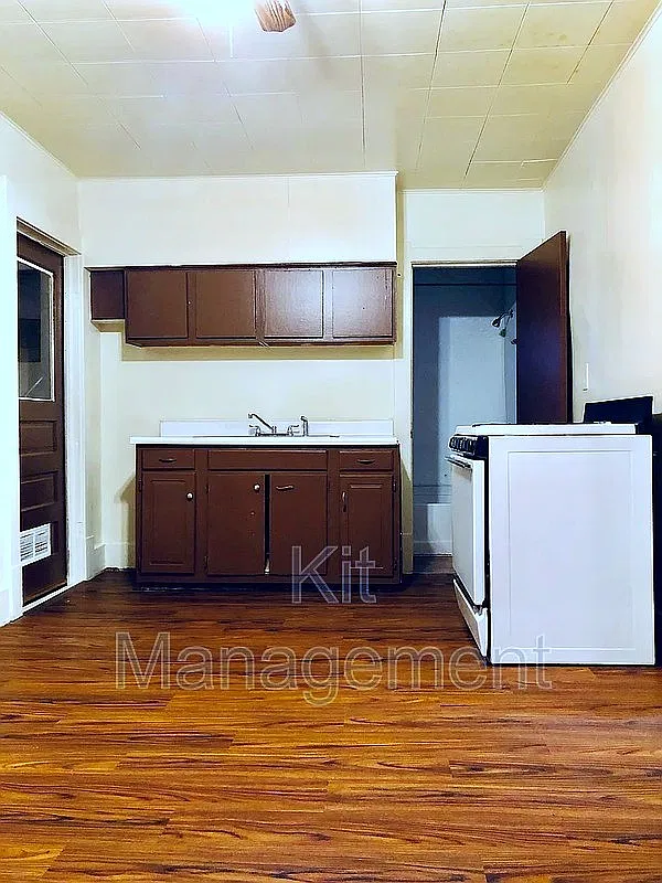 Charming 2-Bedroom Ranch Home in South Toledo — Photo 2
