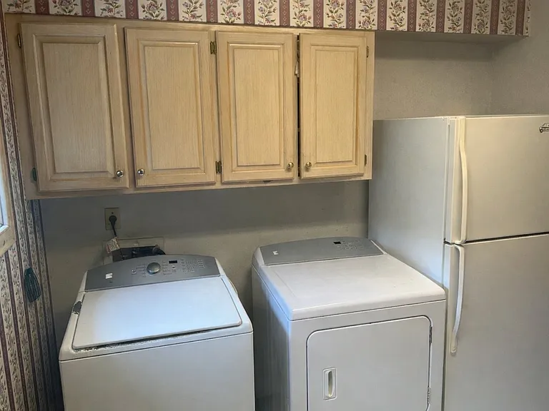 Laundry Room (Approx. 12 x 8)
Washer/Dryer and 2nd Fridge