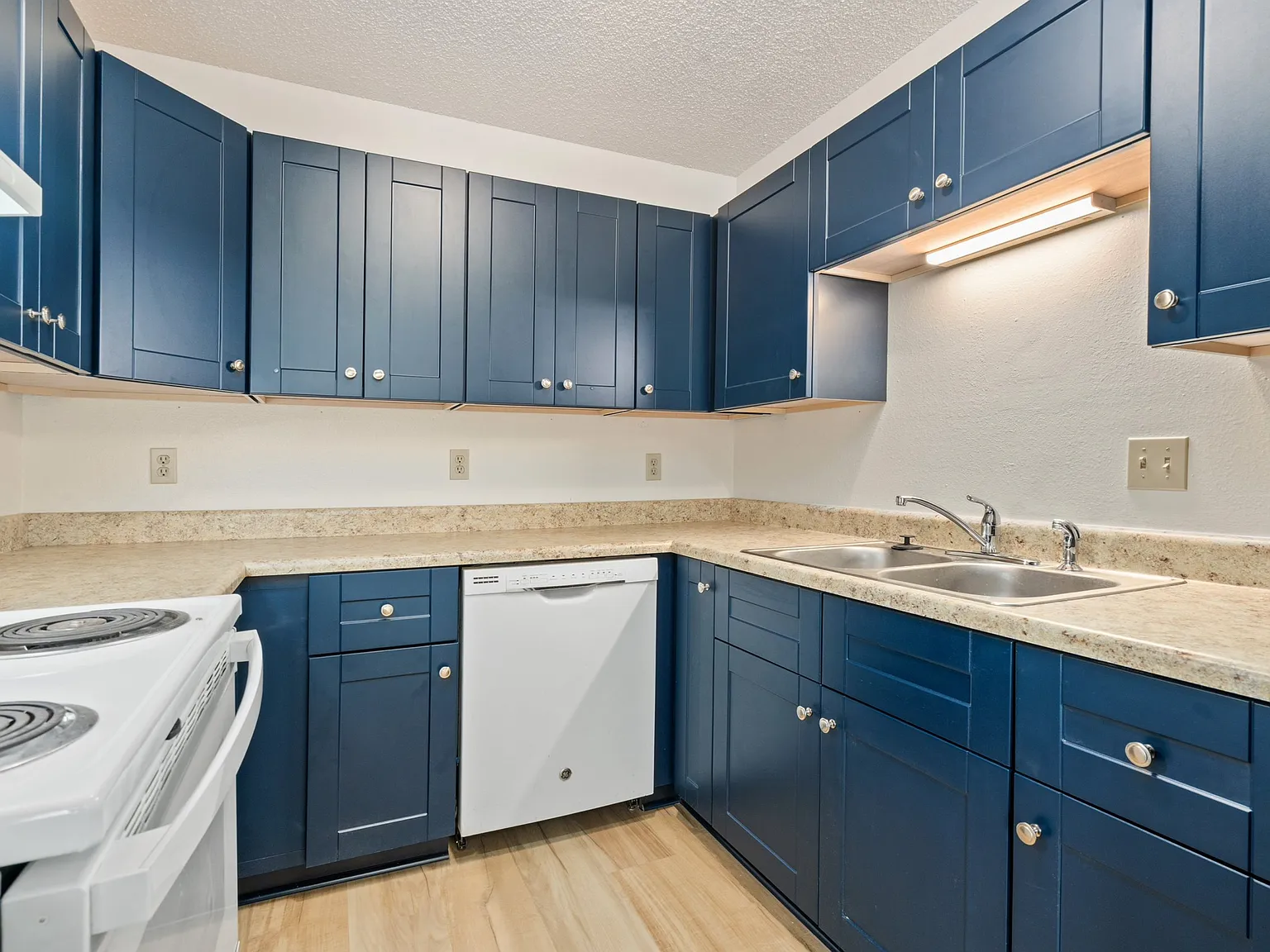 3 bed, 1.5 bath, 990 sqft, $1,500 — Photo 2