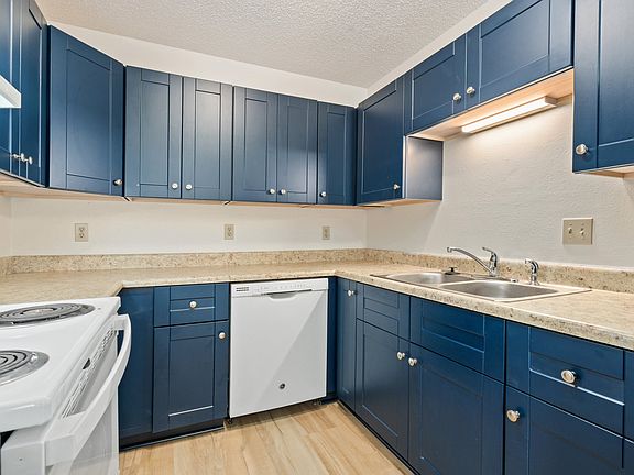 2nd image of 902 Hersinger Pl #906