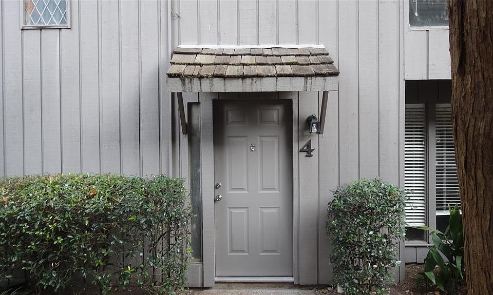 1st image of 4944 Woodway Dr APT 9