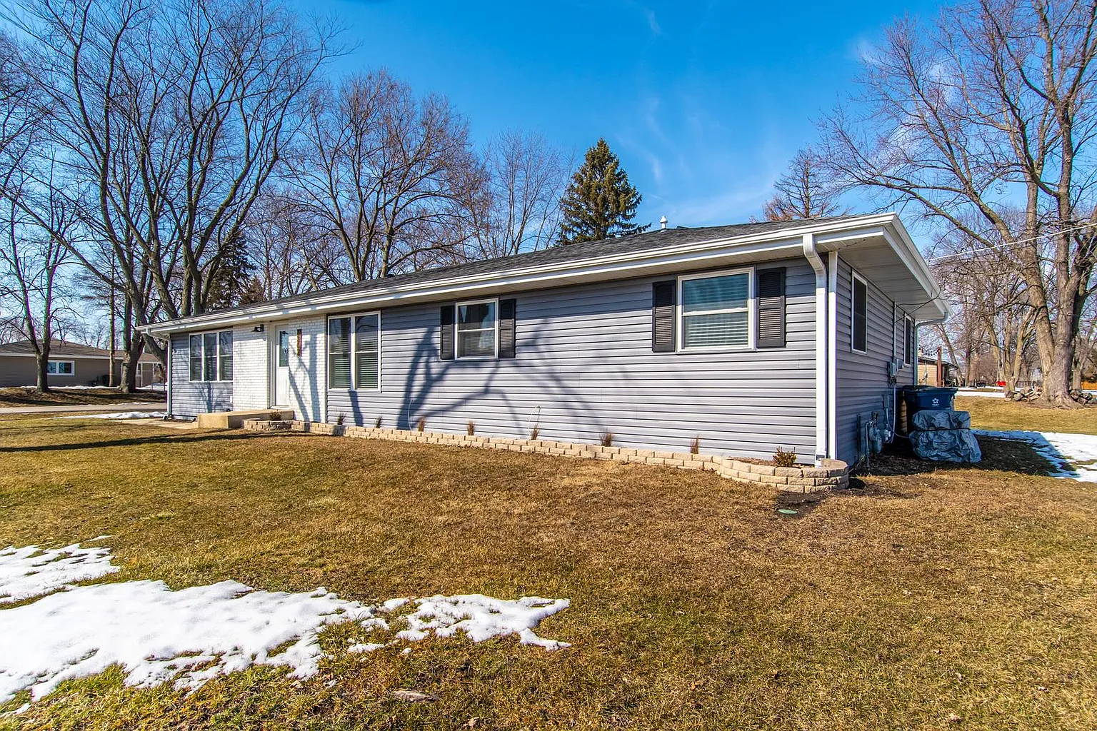 3202 Caroline Dr photo 1