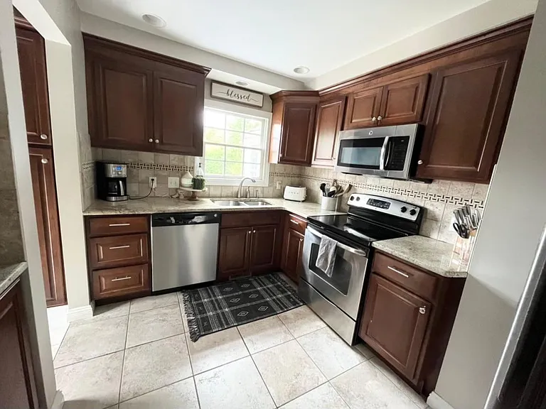 1725 Banbury St — Photo 2