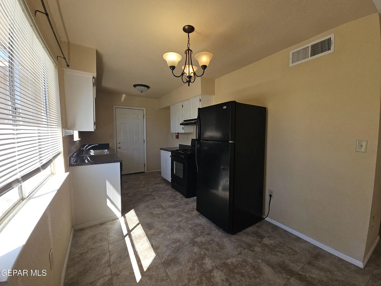 2 bed, 1.0 bath, 1688 sqft, $1,050 — Photo 3