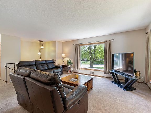 3rd image of 321 Wildwood Dr