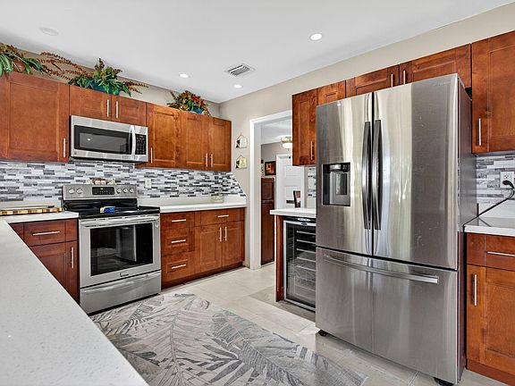3rd image of 301 SE 8th Court