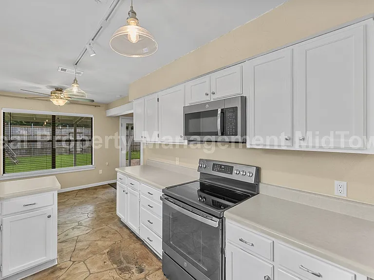 2132 Turf Club Dr — Photo 5