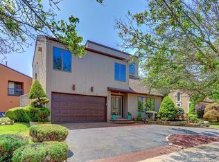 260 Scott Dr, Atlantic Beach, NY 11509