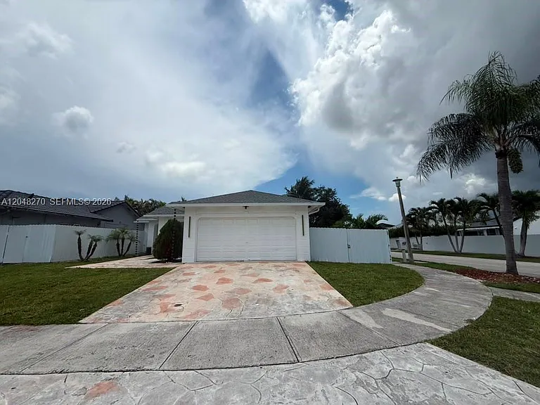 14305 SW 182nd Ter — Photo 2