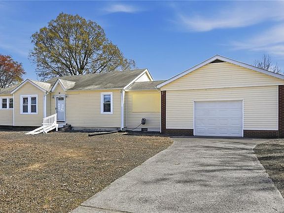 3rd image of 4585 Oak Ridge Dr