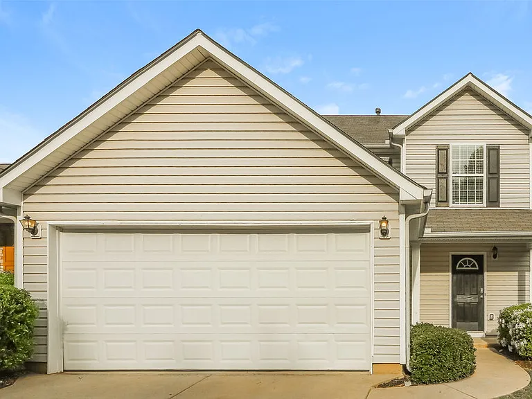 320 Arrowhead Dr — Photo 1