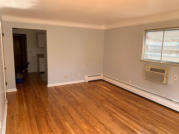 3rd image of 1928 Sutton Ave #1