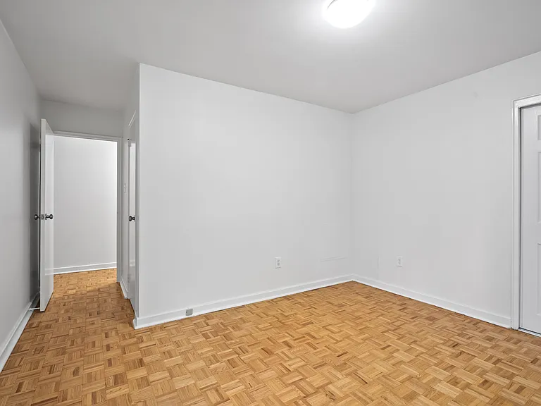 14 Deer Park Cres — Photo 36