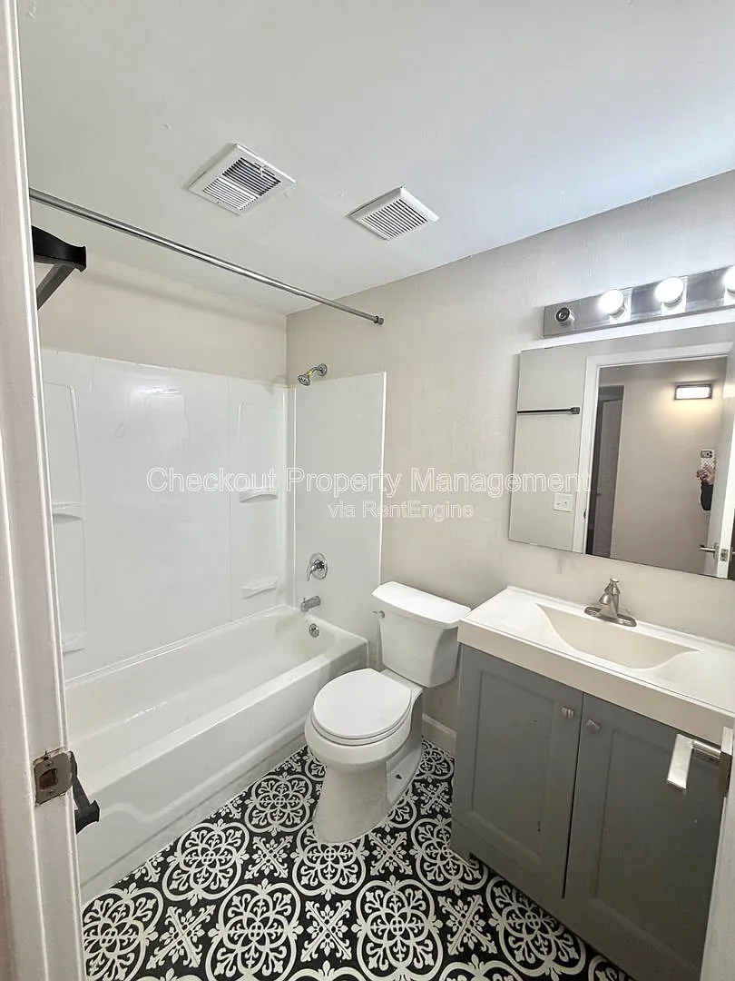 Building Photo - 5535 Pershing Ave #11