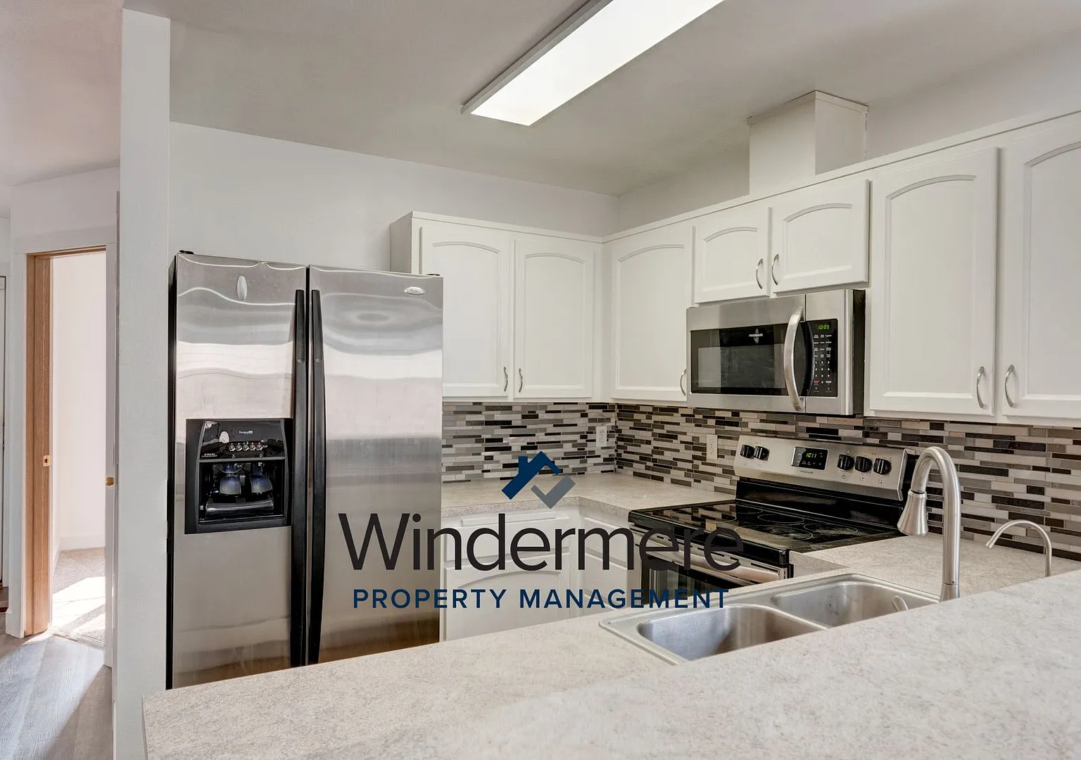 Charming 3 bedroom and 2 bathroom house with garage — Photo 2