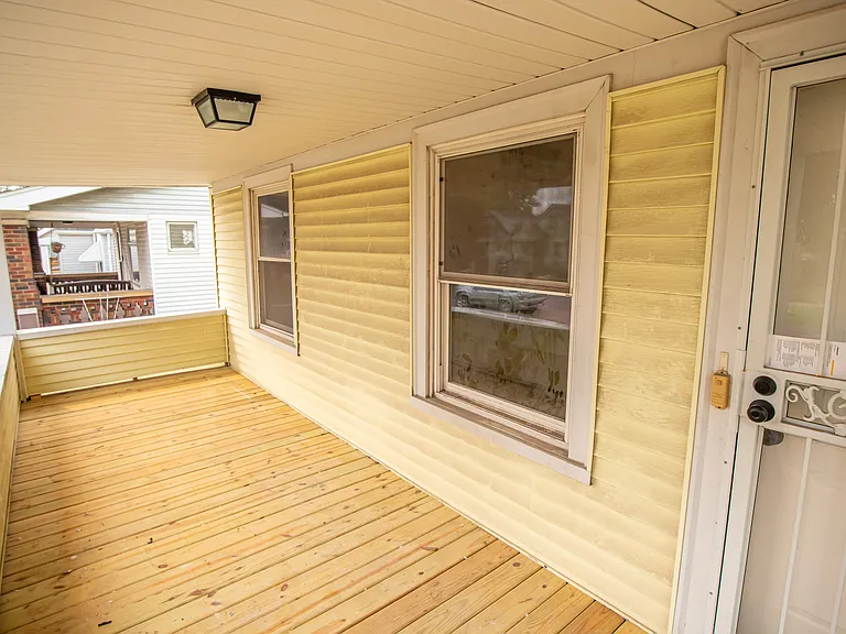 9105 Bancroft Ave — Photo 4