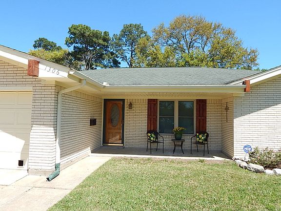 2nd image of 1306 Pine Ln