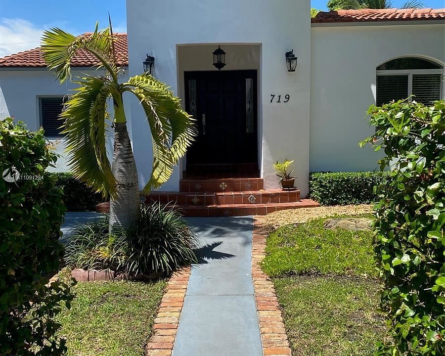 1st image of 719 W 51st St