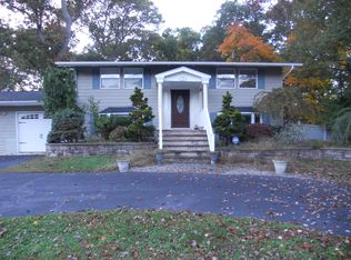 15 Rack Ln, East Setauket, NY 11733