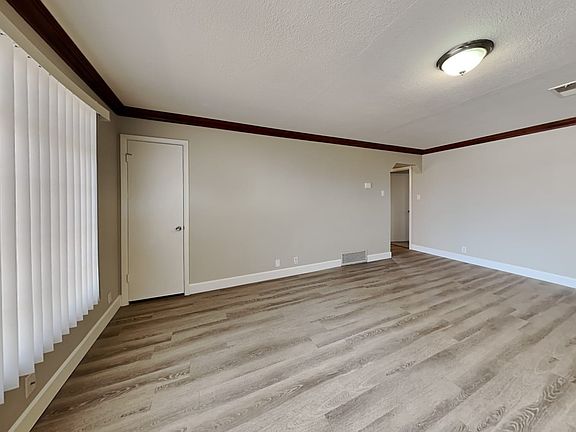 4th image of 1517 E Jarvis Ave