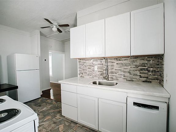 3rd image of 3913 Avenue