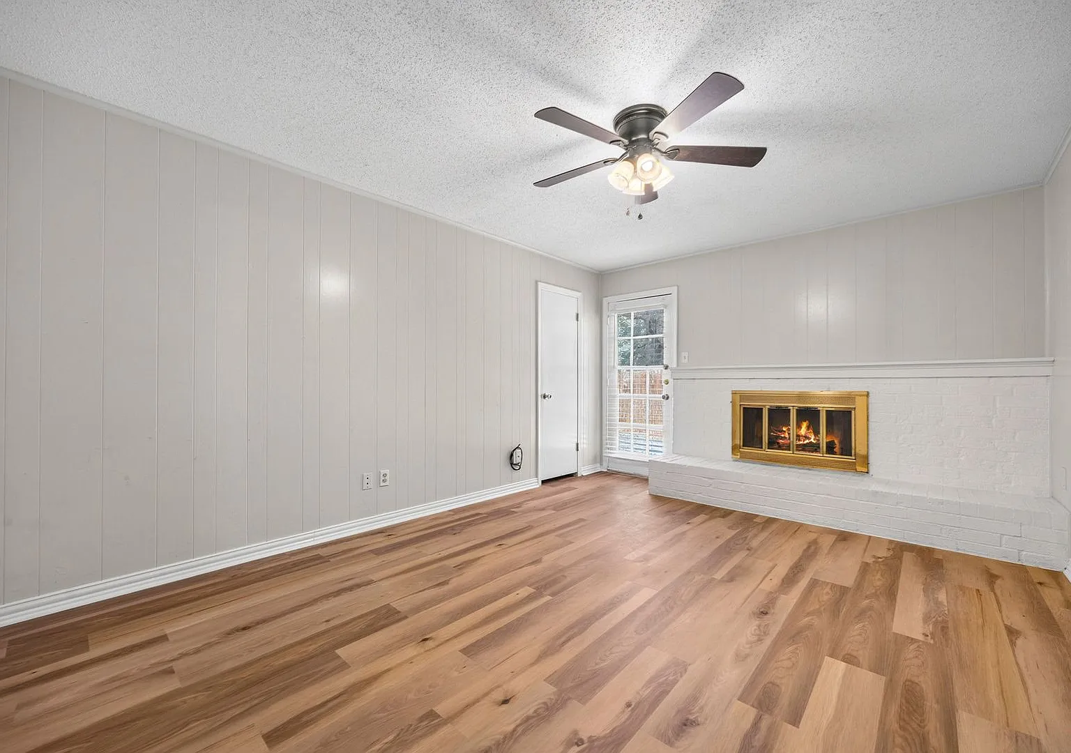 Move-In Special: Half Off 3rd Month's Rent | 4BR/2BA N. Arlington Townhome — Photo 1