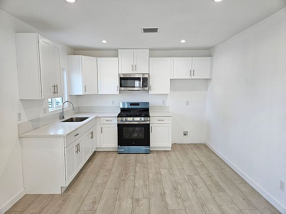 3rd image of 22026 Saticoy St #22026