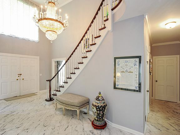 3rd image of 1035 Carlyle Ter