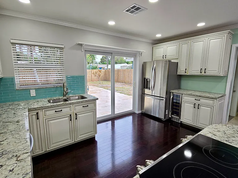 2360 SW 15th St — Photo 5