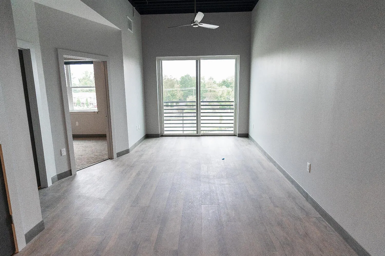 1 bed, 1.0 bath, 703 sqft, $1,300 — Photo 2