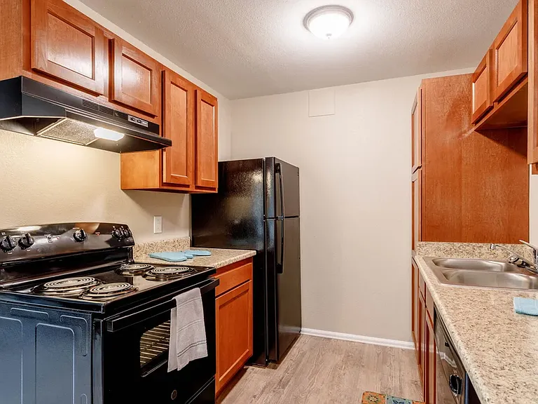 Creekside Place Apartments — Photo 8