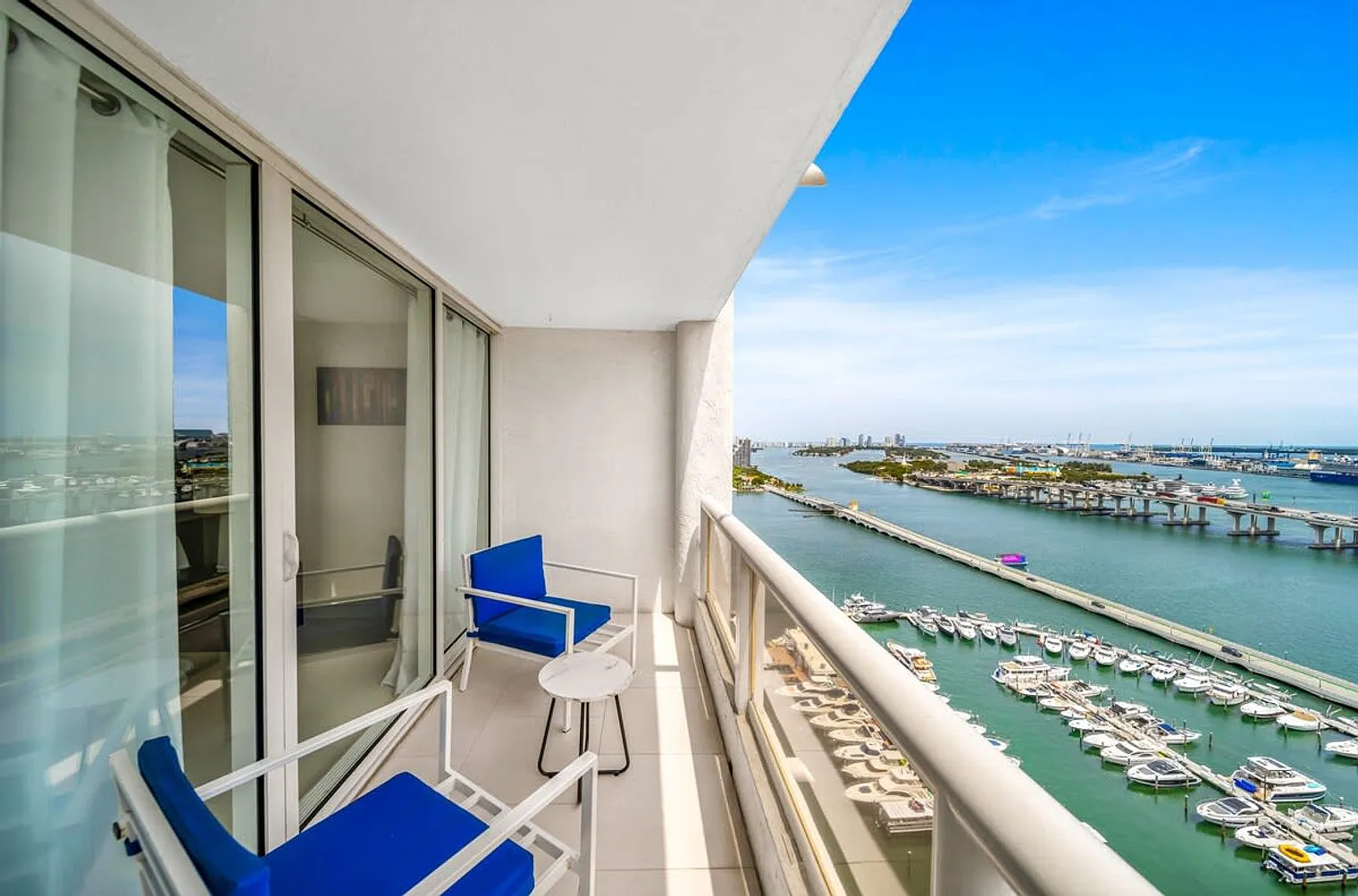2 bed, 2.0 bath, 1130 sqft, $4,279 — Photo 3