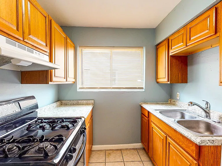 1652 Summit Rd #2 — Photo 2