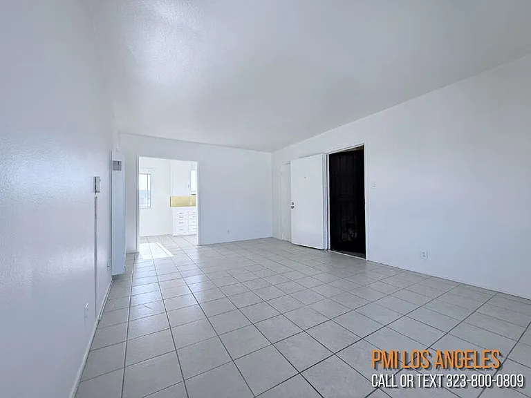 943 W 68th St — Photo 3