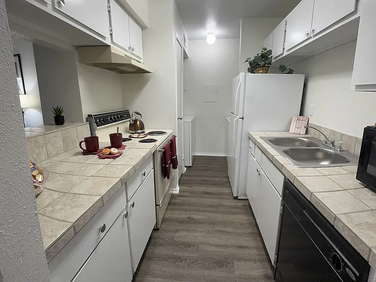 Wilshire Park Apartments — Photo 45