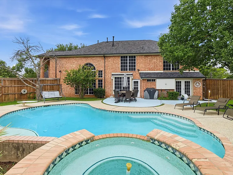 600 Raintree Cir — Photo 36