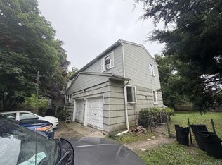8 Windus Dr, Shirley, NY 11967