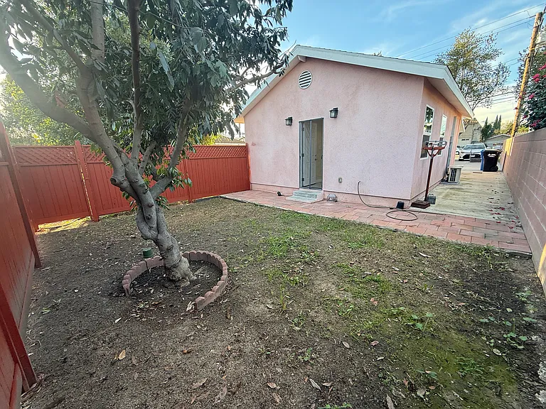 8620 Greenleaf Ave — Photo 17
