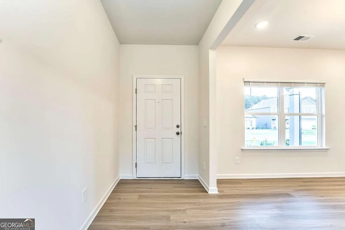 4 bed, 2.5 bath, 2373 sqft, $2,500 — Photo 4