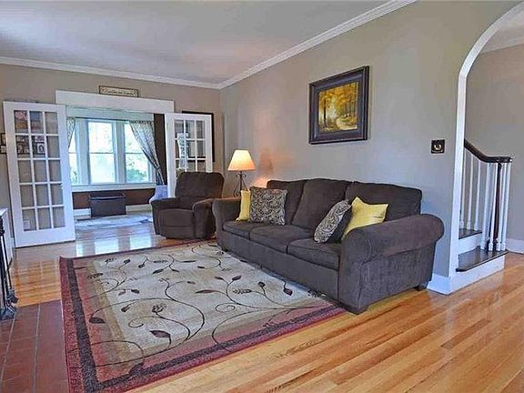 4th image of 15 Ferris Ave