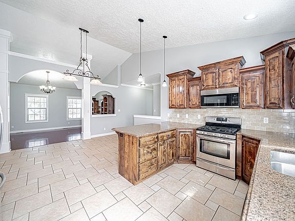 3rd image of 140 Casa Dr