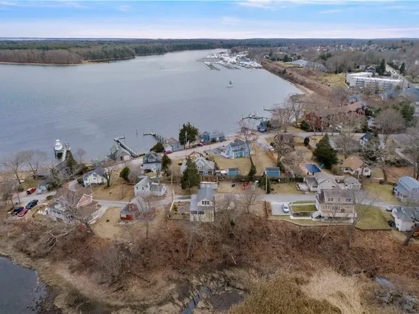 71 John Wickes Ave, Warwick, RI 02818