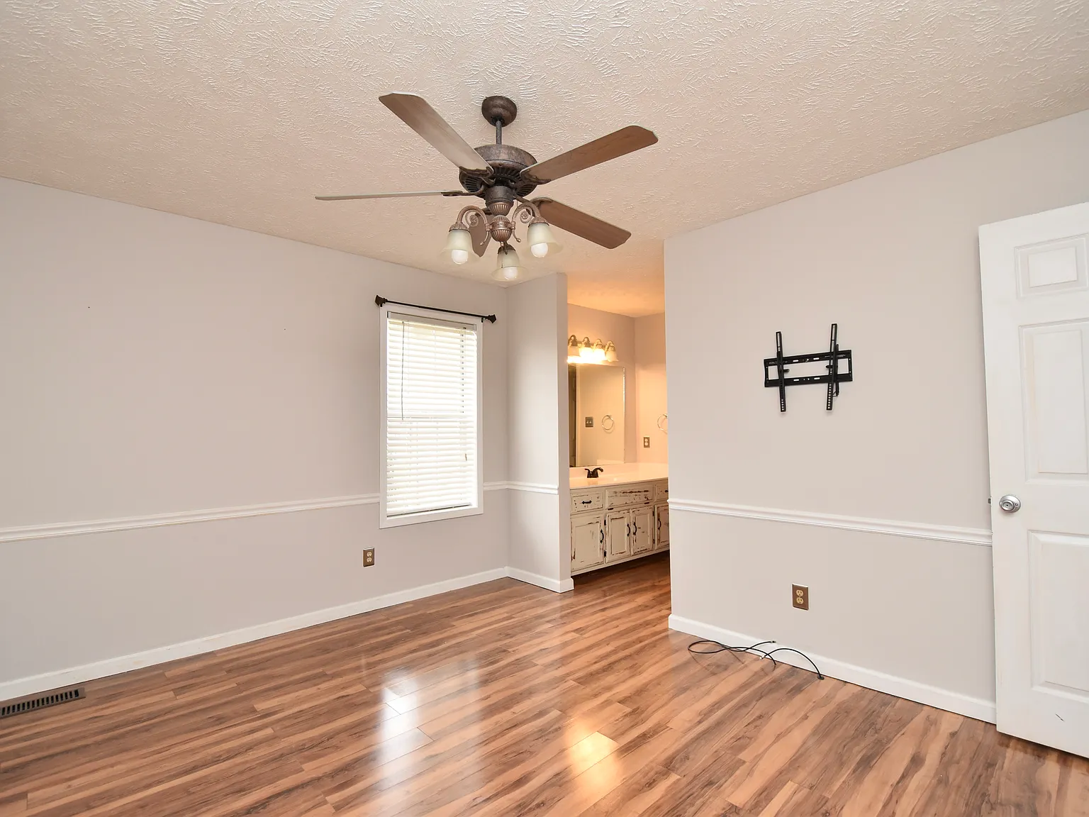 3 bed, 1256 sqft, $1,650 — Photo 4