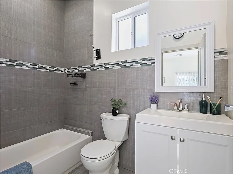 15803 Chatsworth St — Photo 22