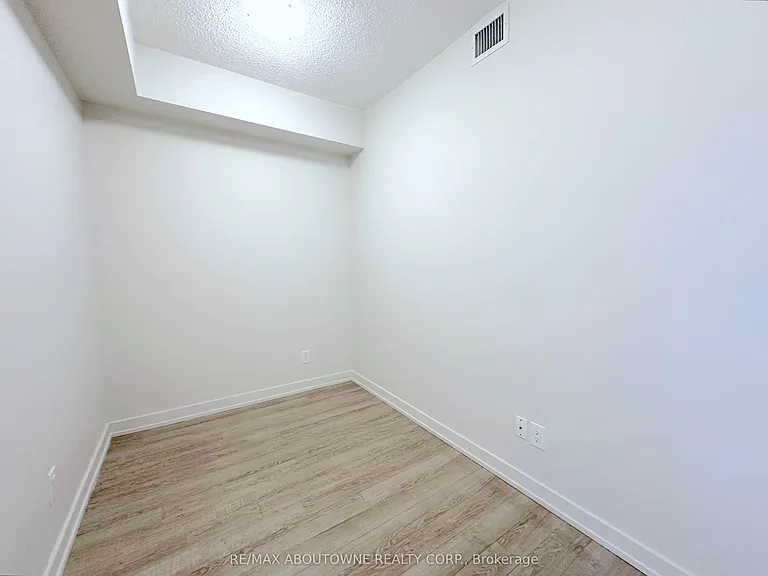 763 Woodbine Ave #406 — Photo 8
