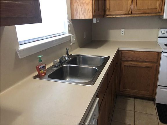 5th image of 907 Crepe Myrtle St