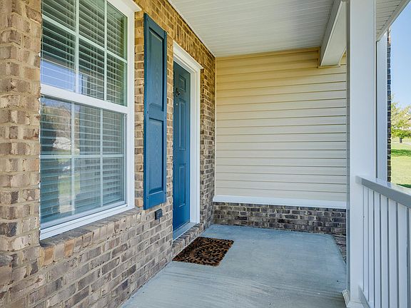 3rd image of 299 Pembrooke Cir