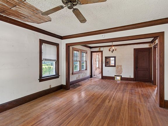2nd image of 4415 Queen Ave N