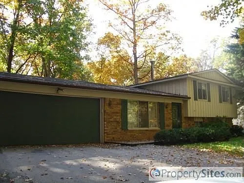 8852 N Christine Dr photo 1