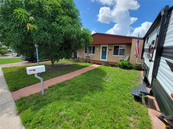 1316 W 61st Pl, Hialeah, FL 33012